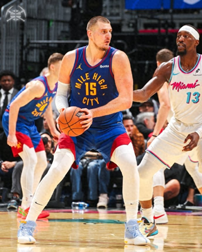 NBA常规赛倒计时；拜仁慕尼黑赛后内部沟通；细节引发关注；悬念犹存；身体对抗强度拉满(鉴宝神瞳风度犹存笔趣阁)